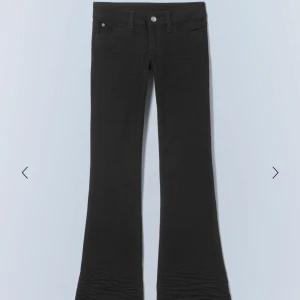 Svarta bootcut jeans från Cheap Monday - Supersnygga svarta bootcut jeans från Cheap Monday (Weekday). Helt nya med prislappen kvar, inte ens provade då jag råkade beställa två par💕 Helt slutsålda - storlek 23/30