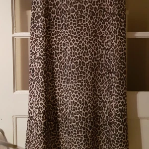 Kjol leopardmönstrad stl S - Lång kjol Leopardmönstrad Polyester / Lycra Mycket fint fall i kjolen Längd  104 cm