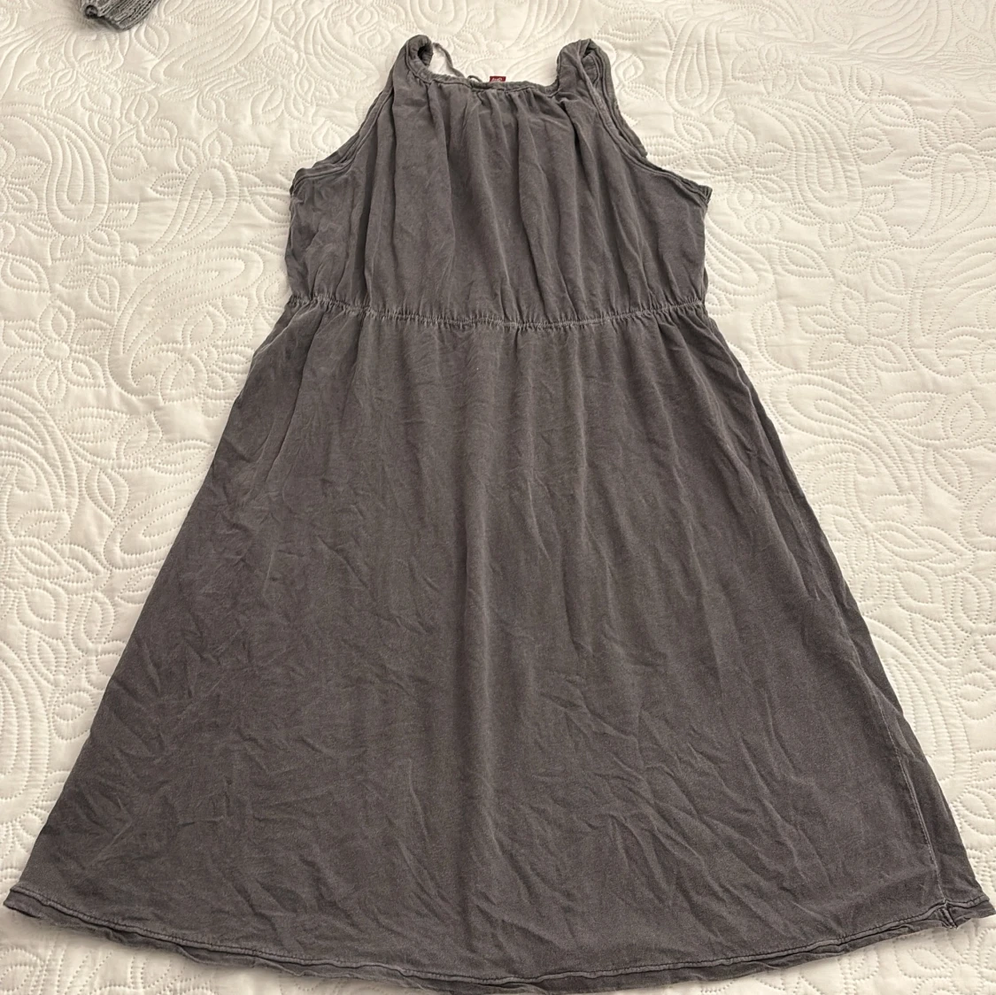 Grå ärmlös klänning - 90