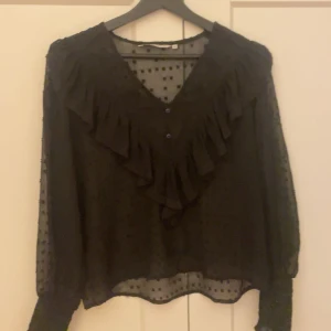 Svart blus - Säljer denna snygga inte så mycket använda blusen feåm only i storlek XS/S💞💞 jättesnygg och passar till båda vardag ovh fest