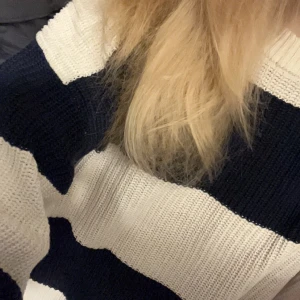 Randig stickad tröja - Säljer en stickad tröja med breda mörkblå och vita ränder.  Tröjan är i bra skick då den inte används så många gånger. Den är perfekt till hösten och våren. Den är oversized storlek S. 