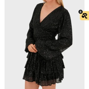 Glittrig klänning - Så fin glittrig klänning med långa armar från meet me there i deras populära modell ”Paris”. Klänningen är endast använd under en kväll och helt slutsåld på hemsidan. Lite paljetter har ramlat av, men inget som syns när man bär klänningen. Perfekt för fester och utekvällar. Köpt för 1000kr med frakt🤍