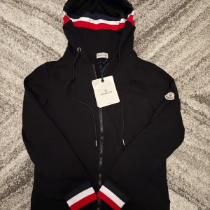 Moncler Maglia zip hoodie  - Helt ny och oanvänd zip hoodie moncler magla i storlek M men den kommer liten i storlek så den kan passa S mer