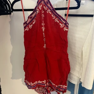 Jumpsuit - Röd shorts jumpsuit