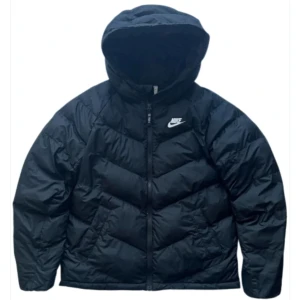 Svart Nike Puffer jacka - Svart Nike pufferjacka i storlek 158–170 cm (motsvarar XL i barnstorlek eller XS i vuxenstorlek). Säljes då jackan inte längre används. Jackan är i nyskick, utan skador eller märken 😃Nypris: 1399 kr, mitt pris 550kr 🤩. 