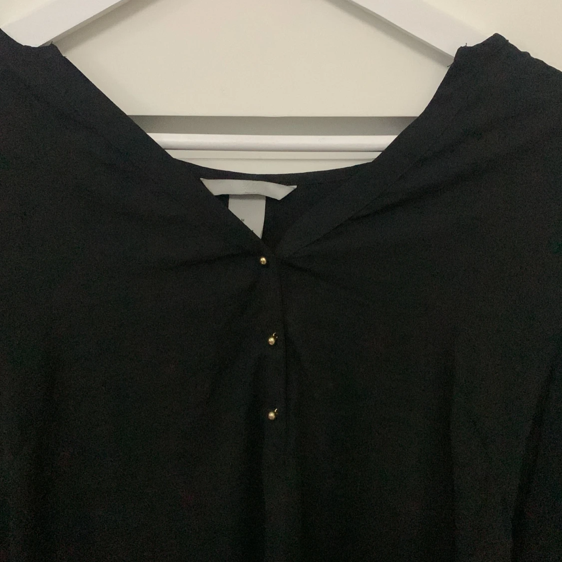 Svart blus med knappar - 92