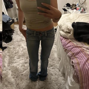 Blå jeans med bootcut - Snygga blå jeans med bootcut och låg midja. OBS! Bilderna är från den tidigare säljaren och jag har sytt upp jeansen för att passa någon som är 160🫶