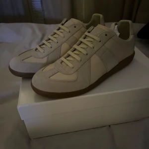 Maison Margiela GATS - Snygga beige sneakers från Maison Margiela, 