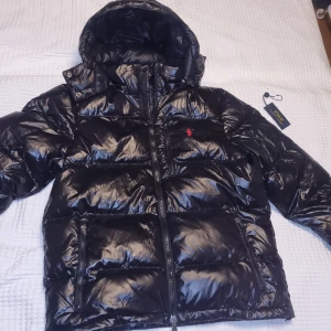 Ralph Lauren jacka  - Det är herrstorlek M och passar som en vanlig M. Den är använd under denna vintern ungefär en månad men har inga skavanker. Den har dock varit väldigt tight på min son och därför behövdes en större. Som Det är 99% nyskick. Bara att fråga för fler bilder eller funderingar. 