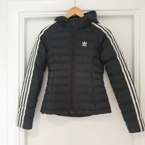 Adidas jacka  - Lite nästa osynligt smuts på ränderna 