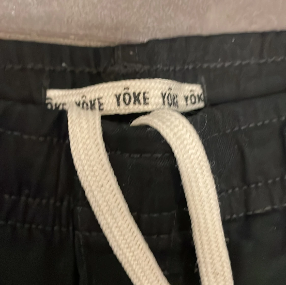 Svarta cargobyxor från Yoke - 90