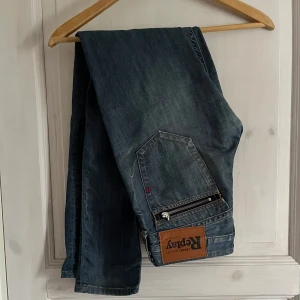  jeans från Replay slim fit - Replay jeans. Storlek: W27 L30 Skick:8/10 Tillbehör:Endast jeansen. Hör av er för ev frågor och bilder✔️. Priset kan diskuteras vid snabb affär!📋