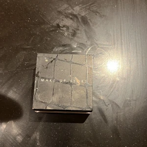Loose Powder från Make Up Store - Säljer ett löspuder i nyansen 'milk' från Make Up Store. Perfekt för att jämna ut hudtonen och ge en naturlig, matt finish. Passar alla hudtyper och kommer i en praktisk burk. Använd vid 2 tillfällen, bara legat i lådan 