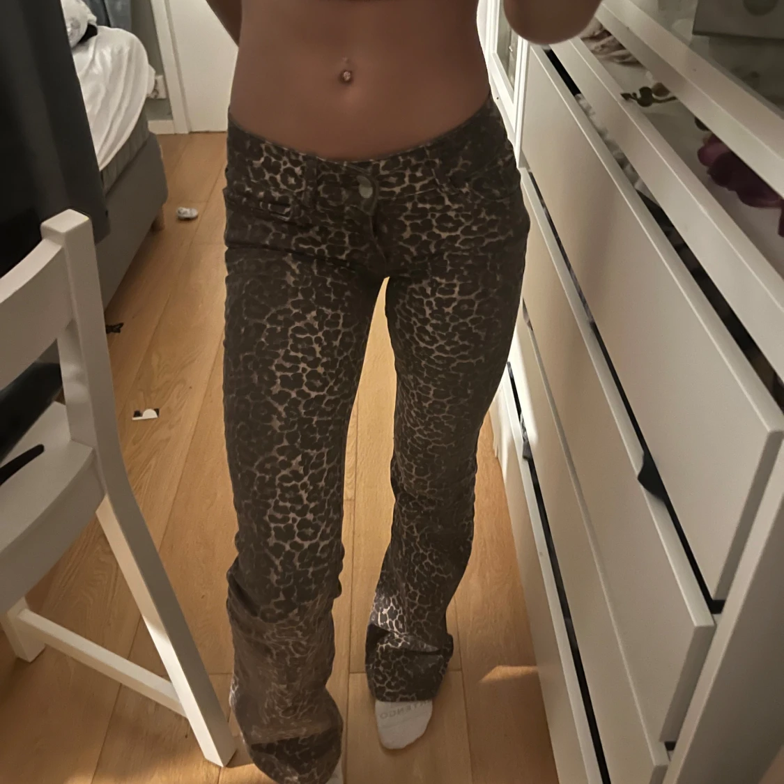 Leopardmönstrade bootcut jeans från Nelly - 90