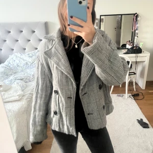 Grå rutig kappa - Supersnygg kappa perfekt till höst och vår,knappt använd