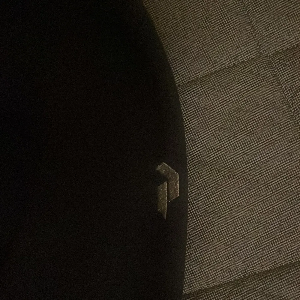 M men passar ochså L Snygg svart dunjacka från Peak Performance med dragkedja framtill. Perfekt för kyliga dagar med sin quiltade design och långa ärmar. Diskret logga på bröstet och ärmen. Köpt för 2500. Takit.