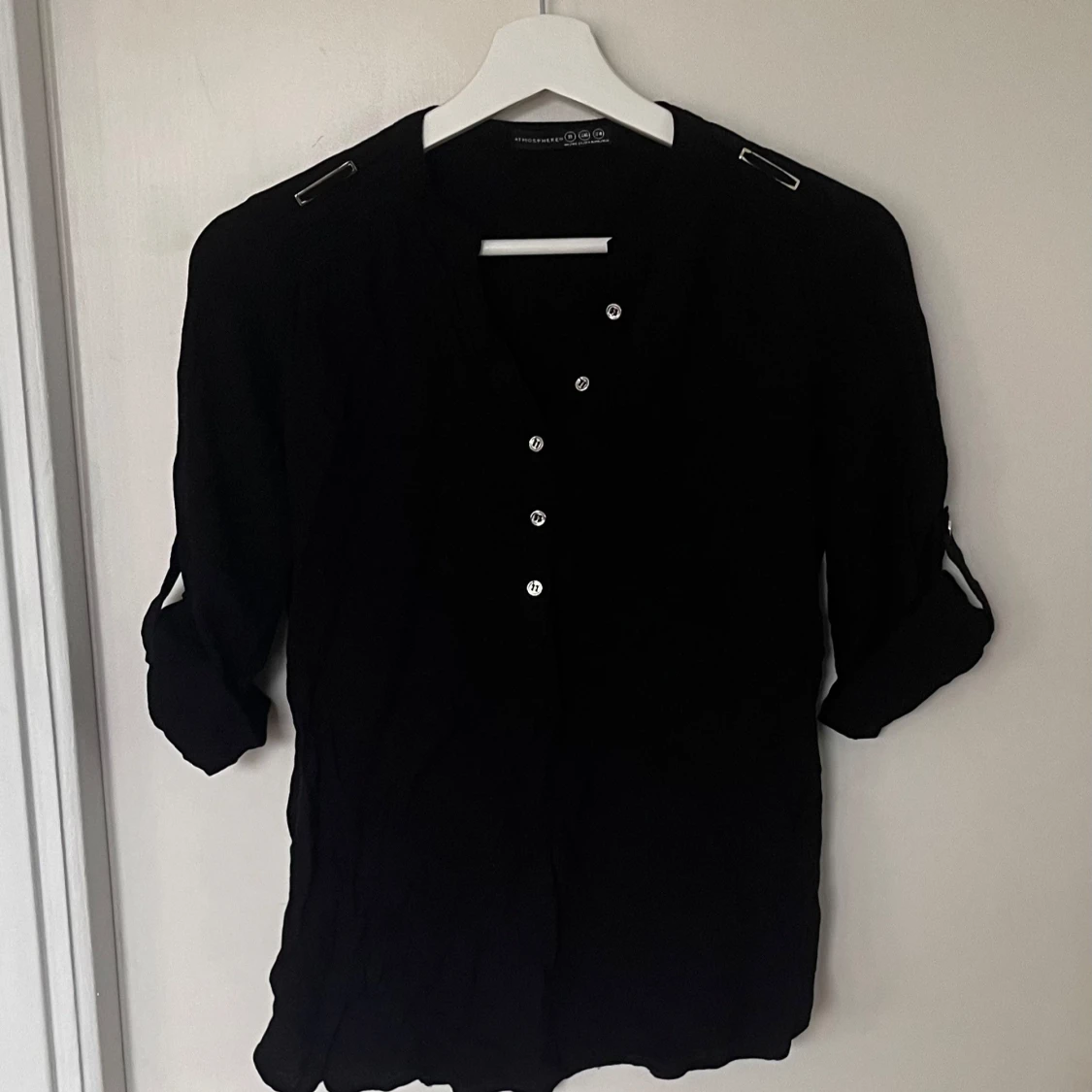 Svart blus med knappar