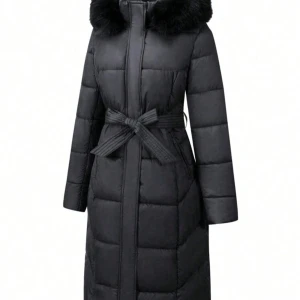 Jacka vinter - Säljer denna snygga trendiga vinterjackan. Köpt för ungefär 3 månader sedan och använt endast ett par gånger. Storlek XS. Lång och snygg men ett skärp.