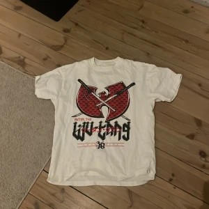 Vit oversized Wu-Tang Clan t-shirt - Säljer en vit oversized Wu-tang Clan tisha! Köpt från carlings. Grym t-shirt inget tecken på användning eller urtvättning.
