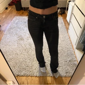 Jeans - Säljer mina Zara jeans i svart. Nästan aldrig använda ☺️