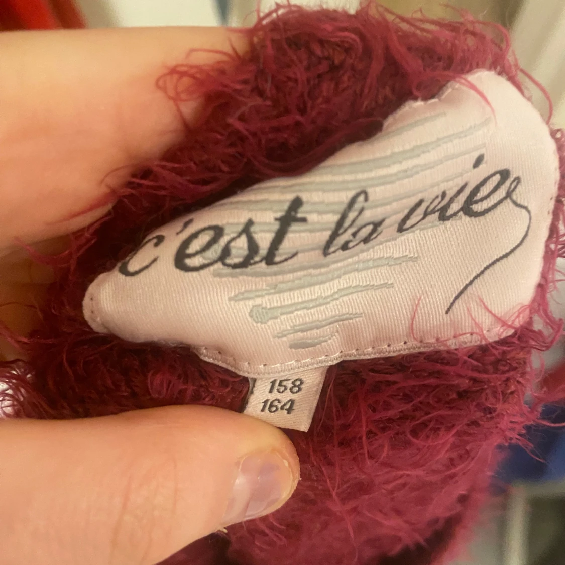 Vinröd fluffig tröja från C'est la vie - 91