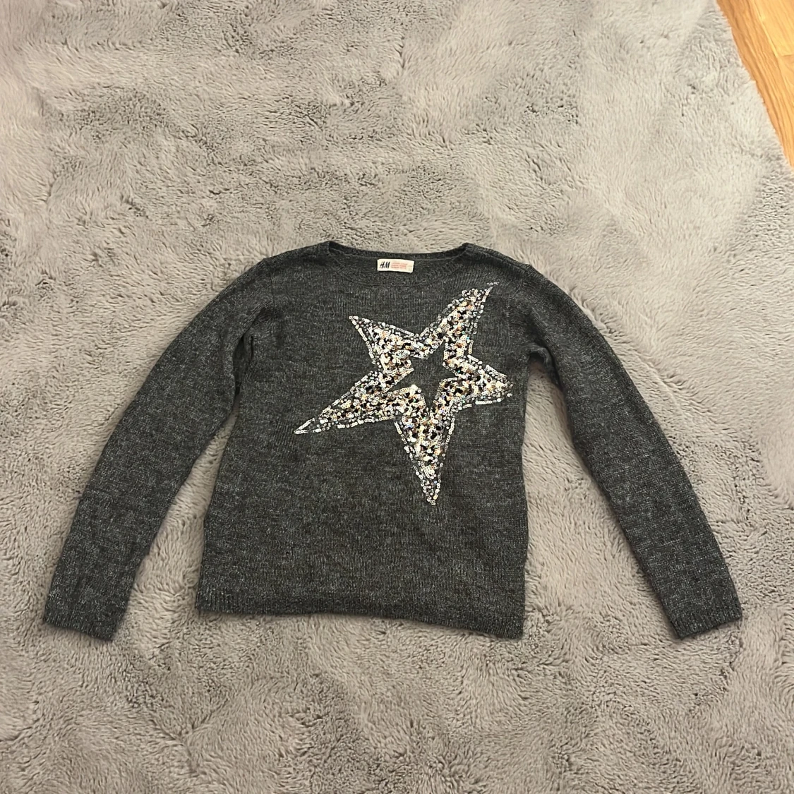 Grå stickad tröja med stjärna från H&M