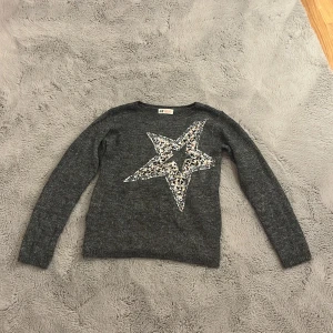 Grå stickad tröja med stjärna från H&M - Köpte för ett tag sedan men den har blivit för liten, använd endast en fåtal gånger och därför är den i mycket bra skick 🩷Pris kan diskuteras vid snabba köp❤️