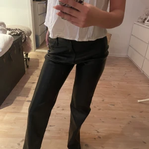 LÄDERBYXOR  - As snygga läderbyxor från bikbok. Lappen är tyvärr borttagen så vet ej riktigt storleken men skulle gissa på 36🙈🙏 Köpta för 500kr💞 Bara använda typ 1-2 gånger!