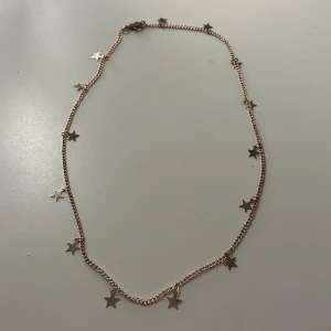 halsband med stjärnor  - Jag säljer ett halsband med stjärnor på. Jag säljer det för att jag aldrig använder det.❤️