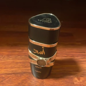 LATTAFA ASSAD 100 ml - Säljer denna otroligt bra parfymen. Håller länge å luktar sinnessjukt gott! Använder den inte längre och den är inte gammal. Mycket är kvar i flaskan🌟