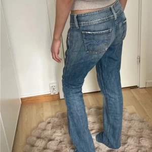 Blå jeans från Pepe Jeans - Snygga blå jeans från Pepe Jeans med broderad bakficka och klassisk femficksdesign. De har en låg midja och en straight passform som ger en avslappnad look. Första bilden är lånad💗