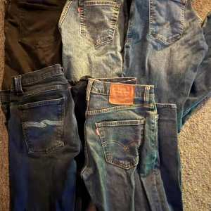 Samling av jeans i olika färger - Säljer en samling av  jeans i olika tvättar och färger. Perfekta för dig som älskar klassiska jeans med bra passform. Inkluderar både mörkblå och svarta varianter. Passar till alla tillfällen och stilar.