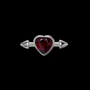 Örhänge Maria Nilsdotter - ”Pierced heart ear stud” från Maria Nilsdotter i färgen red garnet, kan putsa den innan jag fraktar. Bara att skriva ifall ni har några frågor ❣️