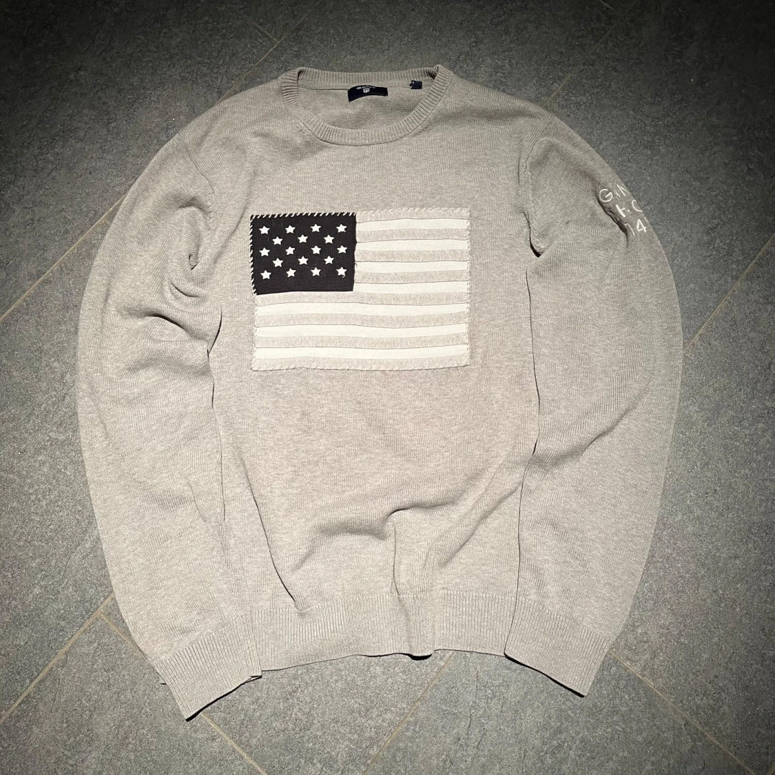 Stickad grå GANT tröja