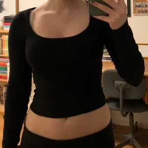 Svart långärmad topp - Snygg svart långärmad topp med en tight passform. Toppen är croppad och har en rund halsringning