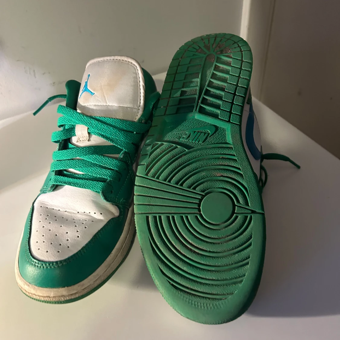 Nike Air Jordans i grönt och vitt - 90