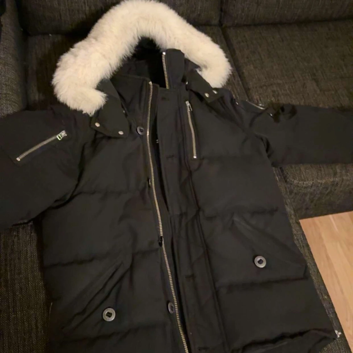 Svart dunjacka med pälsdetalj - 91