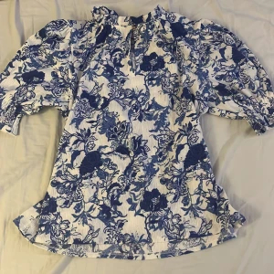 Jätte söt blus från Lindex - En väldigt fin blus från Lindex från början. Använd 1 gång så inga defekter och den är i väldigt bra kvalité. Jag tror den är köpt för över 300kr men säljer den billigt eftersom jag är osäker. Storlek S