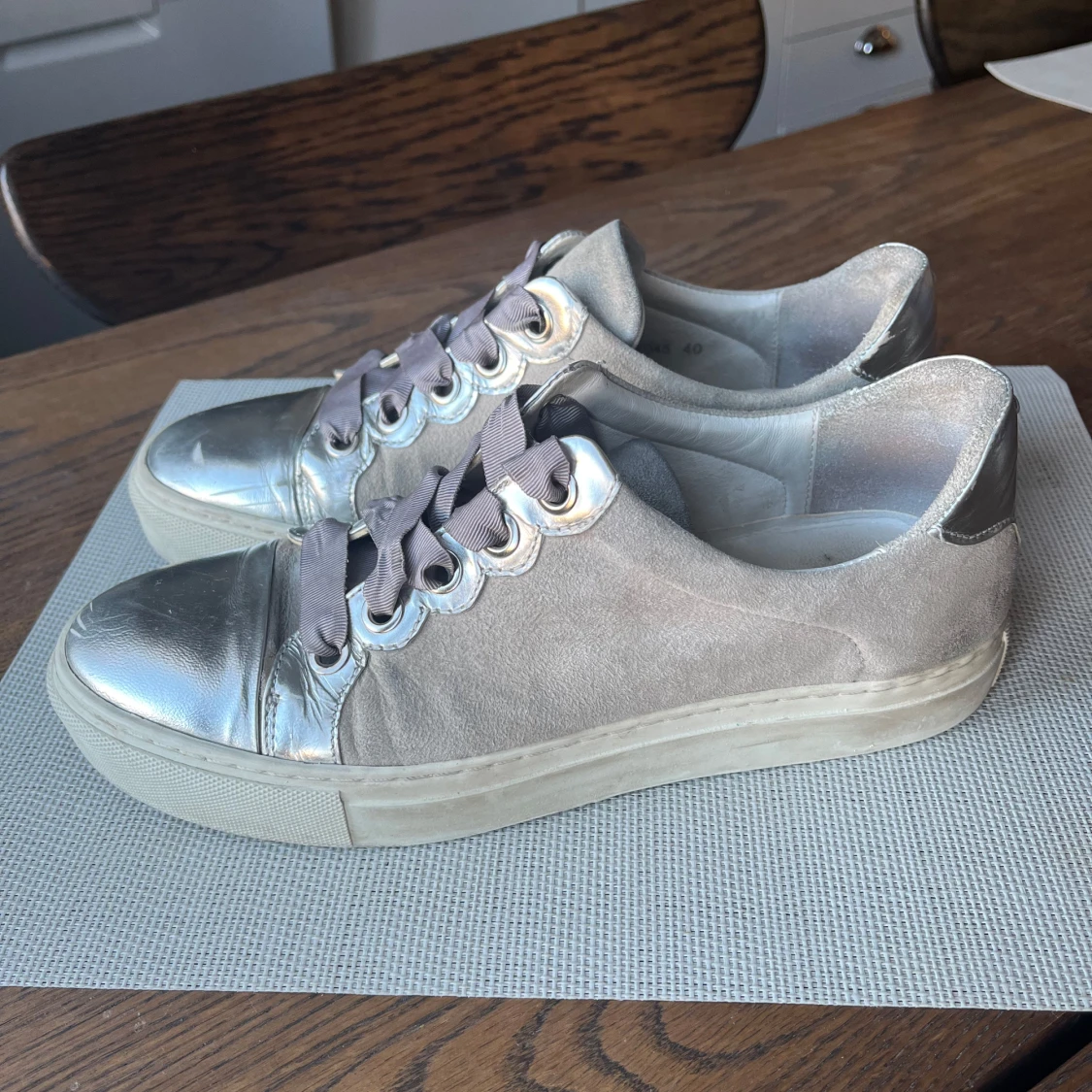 Silvriga sneakers i mocka, Billi Bi - 2