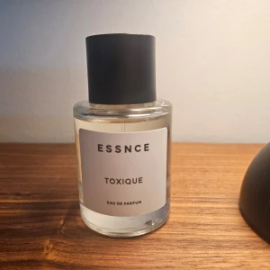 Essnce Toxique Eau de Parfum - Säljer Essnce Toxique Eau de Parfum. Enbart använd ett fåtal sprut ✨️