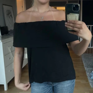 Off shoulder blus - Svin söt egensydd topp! Har blivit använd men fortfarande i väldigt bra skick! Passar till allt, har även i vit! 🙌🏼🩵