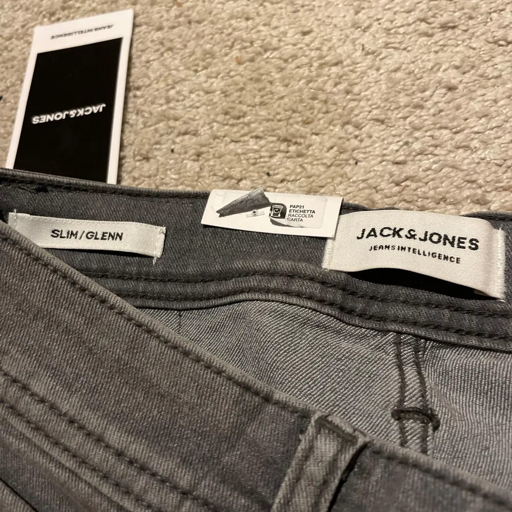 Tja! Säljer just nu dessa sjukt snygga Jack and Jones jeansen i modellen Slim Glenn storlek 29/30. Jeansen är oanvända och är alltså i topp skick 💯 Hör av dig vid minsta fundering, pris är ej hugget i sten 🤝🙌 . Jeans & Byxor.