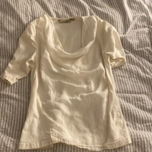 Fin T-shirt blus från house of lola - Fin blus T-shirt med en buffig urringning, passar både till vardag och fint. Storlek S💗 Säljer pga att den är för stor, pris kan diskuteras💗💗