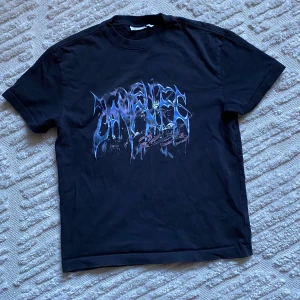 Cool weekday tröja - Fin weekday tröja i bra skick! Köpt förra året men inte använd mycket. Priset kan diskuteras, skriv för mer frågor💕