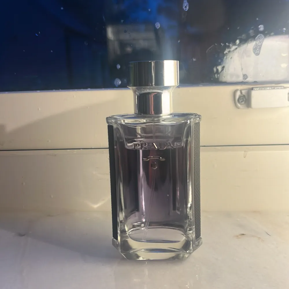 En lavendel parfym från Prada ny pris 950kr som jag köpte för ett tag sedan,doften passade inte riktigt mig därför säljer jag den det är cirka 47ml kvar i den.. Övrigt.