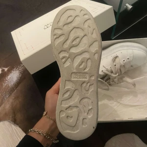 Alexander mcQueen skor  - Skorna är i väldigt bra skick då de bara använts 3 gånger, ny pris kostar de 7500 kr mitt pris 3000 kr men priset går alltid att diskutera😁storleken är väldigt stor i storlek. Allt og medföljer, dvs box,kvitto. 