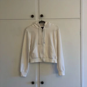 Juicy couture Kofta  - Juicy Couture Kofta i storlek S. Crémevit, köptes här på plick för 800kr. Mycket bra skick men säljer pga inte kommer till användning. Hör av er vid fler frågor.