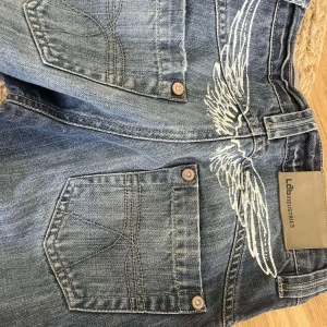 Low Waits jeans  - Ett par blå low wasit jeans, vet inte exakt vilket märke tror l a b , typ aldrig använda köpt second hand, vet inte heller exakt vilken storlek men passar mig som är 160