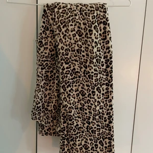Trendiga Mysbyxor leopard - Mysbyxor i plysh från Gina tricot🩷 snöret i midjan är borta