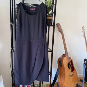 Svart ärmlös klänning från LA City - Säljer en elegant svart ärmlös klänning från LA City. Den har en klassisk design med en rund halsringning och en stilren passform. Perfekt för både fest och formella tillfällen. Klänningen är redo att bäras till nästa event!